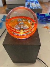 Lade das Bild in den Galerie-Viewer, Leuchtende Glaskugel auf Betonsockel 10 x 10cm