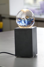 Lade das Bild in den Galerie-Viewer, Leuchtende Glaskugel auf Betonsockel 10 x 10cm