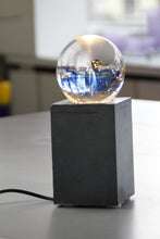 Lade das Bild in den Galerie-Viewer, Leuchtende Glaskugel auf Betonsockel 10 x 10cm