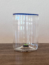 Lade das Bild in den Galerie-Viewer, Klare Wassergläser mit Rand und Punkt im Boden