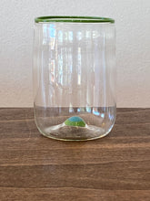 Lade das Bild in den Galerie-Viewer, Klare Wassergläser mit Rand und Punkt im Boden