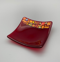 Lade das Bild in den Galerie-Viewer, Quadratische Schale 14x14cm mit metallischer Aufschmelzung rot
