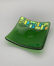 Lade das Bild in den Galerie-Viewer, Quadratische Schale 14x14cm mit metallischer Aufschmelzung grün
