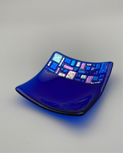 Lade das Bild in den Galerie-Viewer, Quadratische Schale 14x14cm mit metallischer Aufschmelzung hellblau
