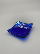 Lade das Bild in den Galerie-Viewer, Quadratische Schale 14x14cm mit metallischer Aufschmelzung hellblau
