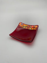 Lade das Bild in den Galerie-Viewer, Quadratische Schale 14x14cm mit metallischer Aufschmelzung rot
