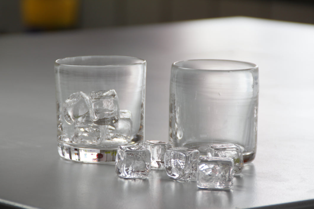 Whisky-Gläser mit Glaseiswürfeln
