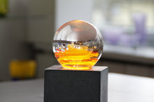 Lade das Bild in den Galerie-Viewer, Leuchtende Glaskugel auf Betonsockel 12 x 12 cm
