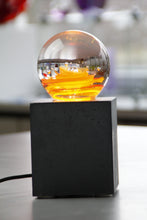 Lade das Bild in den Galerie-Viewer, Leuchtende Glaskugel auf Betonsockel 12 x 12 cm
